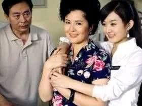 赵丽颖的真实家庭背景，冯绍峰再富也不敢乱来，网友：确实不敢