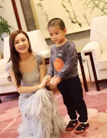 赵丽颖的真实家庭背景，冯绍峰再富也不敢乱来，网友：确实不敢