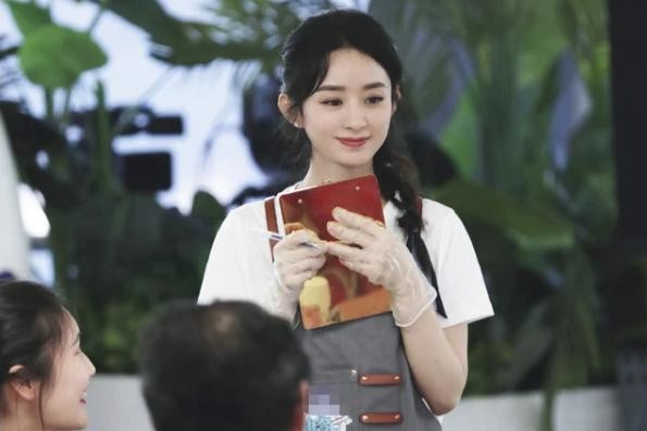 王俊凯回归《中餐厅》，谁注意他穿啥鞋？干活还是作秀很明显