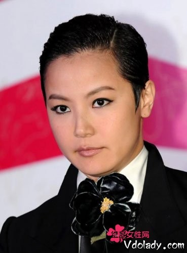 大牌女星示范蛇年领潮流气质妆容 开运时尚