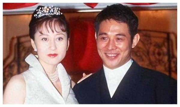 62岁利智近照曝光，面部浮肿难掩气质，与李连杰秀恩爱令人艳羡！