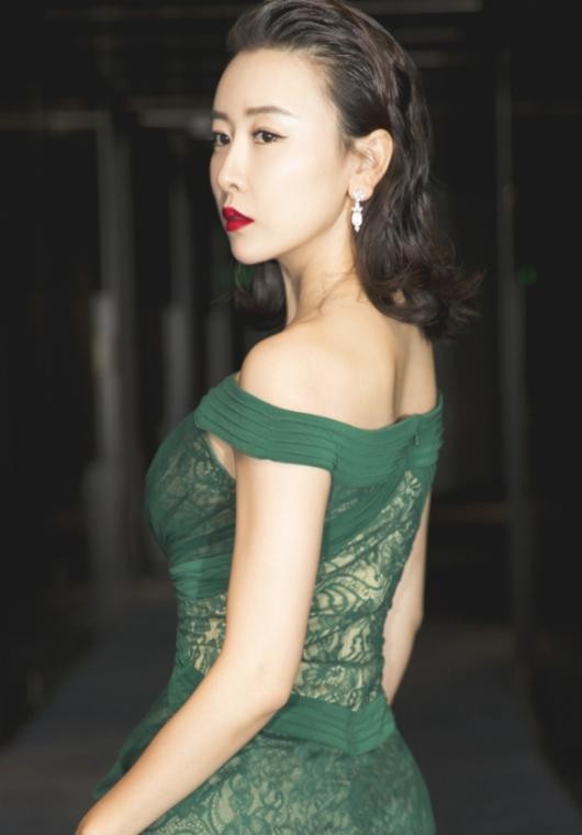 娱乐圈撞脸的三对女艺人，网友：第三对始终不温不火
