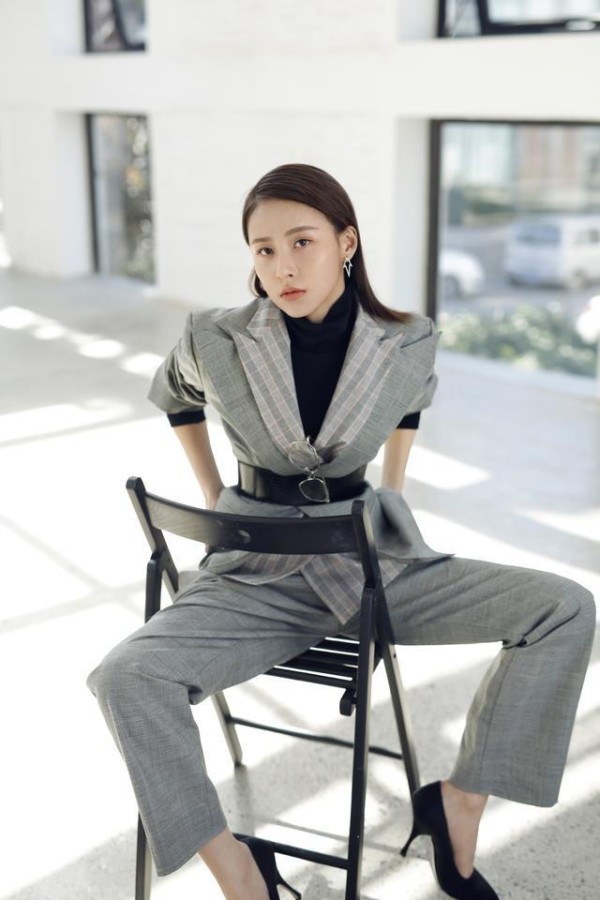娱乐圈撞脸的三对女艺人，网友：第三对始终不温不火