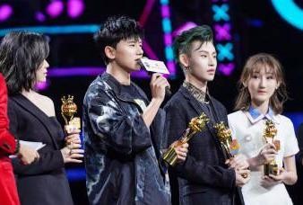 华歌榜两位杰字明星：一位顺走话筒，一位肚子饿提前离场