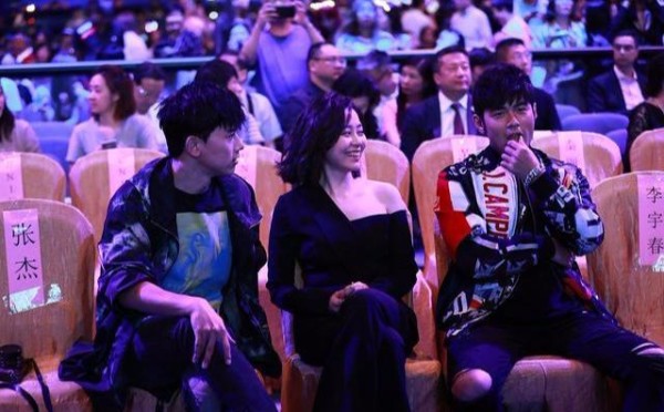 华歌榜两位杰字明星：一位顺走话筒，一位肚子饿提前离场