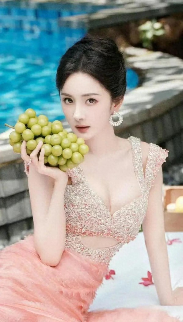 杨幂究竟多大啊？看了这几张图，才明白“大幂幂”不是白叫的