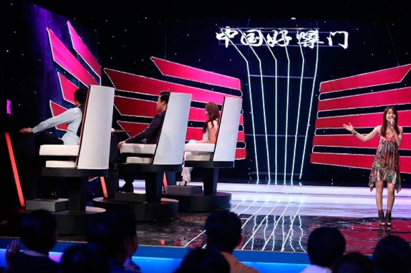 图：作为湖南卫视头牌声乐老师，魏雪漫在《谢天谢地你来啦》中体验“选秀”。