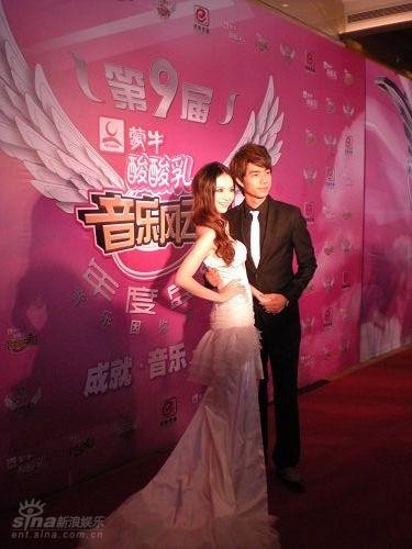 男才女貌亮相音乐风云榜 向音乐双子星致敬