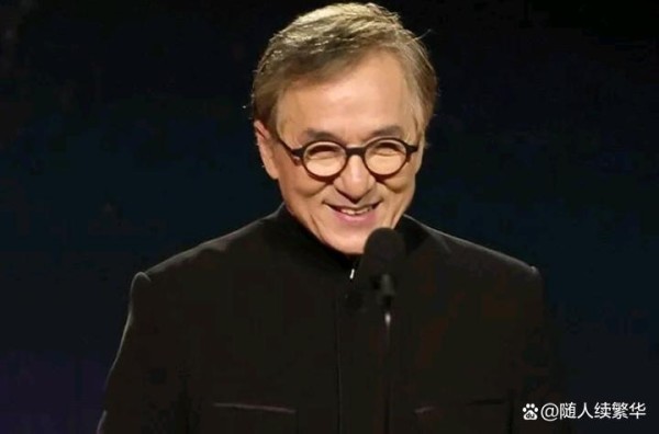 成龙亮相2025奖典礼，巨星云集