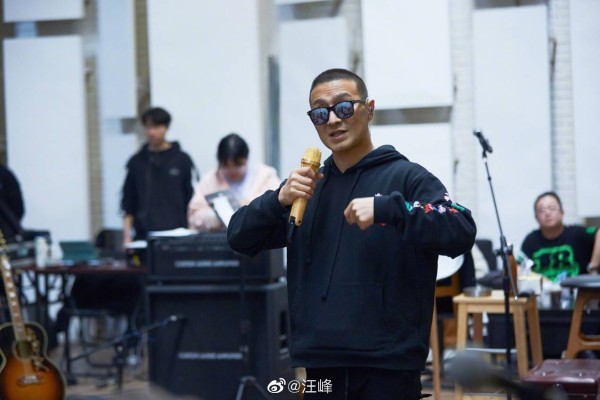 汪峰的成功密码大揭秘：音乐、家庭与跨界，你所不知道的汪峰竟然如此迷人！
