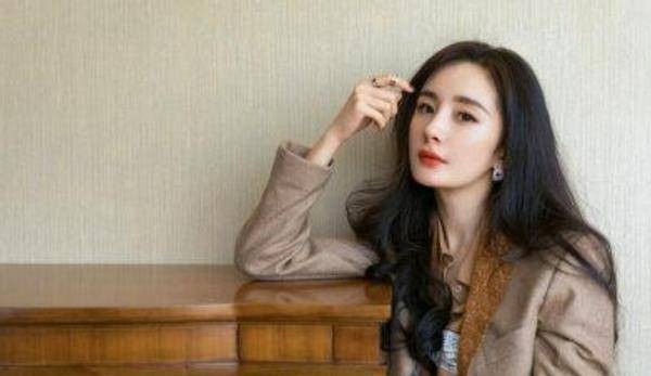 <a style='color:#f10404;' href='https://www.mingxing.cc/tags-274.html ' target='_blank'>杨幂</a>第一次上舞台<strong></p> <p><a style='color:#f10404;' href='https://www.mingxing.cc/tags-274.html ' target='_blank'>杨幂</a></strong>，节目里包含感情，不愧是人美心善的幂幂