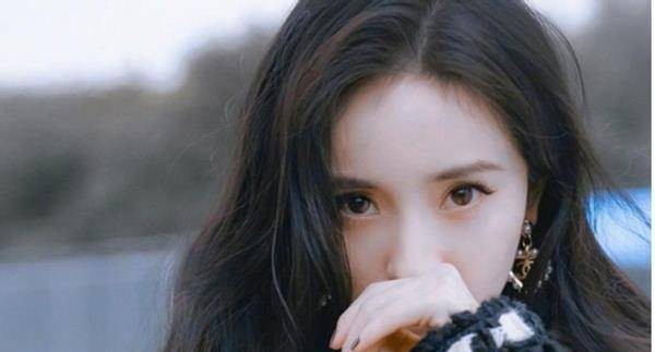 <a style='color:#f10404;' href='https://www.mingxing.cc/tags-274.html ' target='_blank'>杨幂</a>第一次上舞台<strong></p> <p><a style='color:#f10404;' href='https://www.mingxing.cc/tags-274.html ' target='_blank'>杨幂</a></strong>，节目里包含感情，不愧是人美心善的幂幂