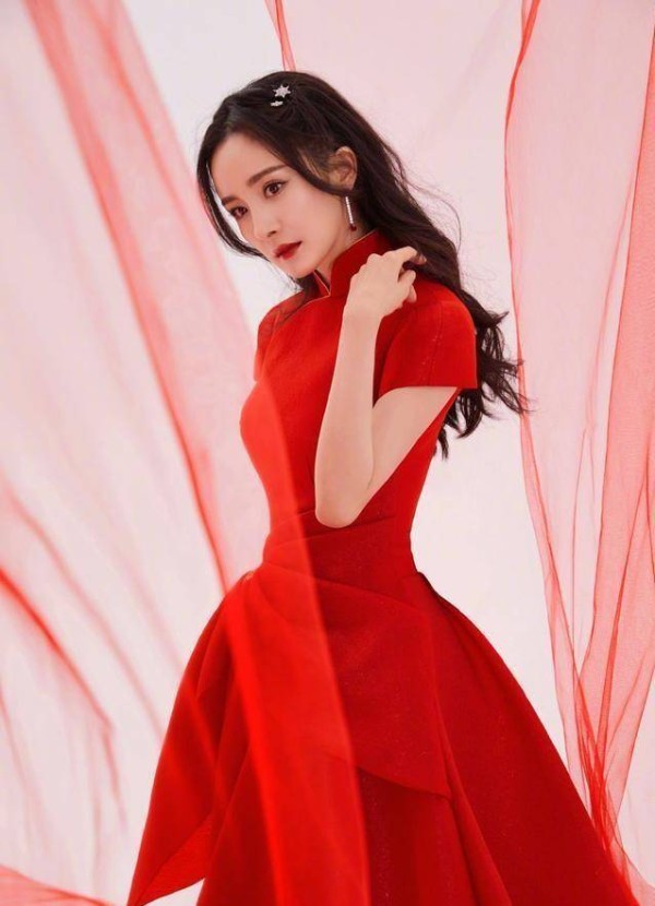 <a style='color:#f10404;' href='https://www.mingxing.cc/tags-274.html ' target='_blank'>杨幂</a>第一次上舞台<strong></p> <p><a style='color:#f10404;' href='https://www.mingxing.cc/tags-274.html ' target='_blank'>杨幂</a></strong>，节目里包含感情，不愧是人美心善的幂幂