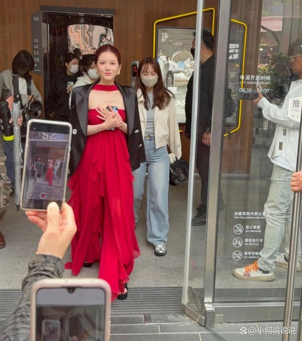 赵露思新造型好大胆，染红发宛如娇艳玫瑰，网友：面相变了