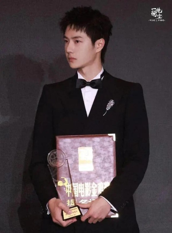 王一博星光大赏年度最受欢迎电影演员，颁奖词欣赏