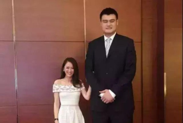 最尴尬的明星合影: 心疼万茜三秒钟, 看到最后一个实在是忍不住笑