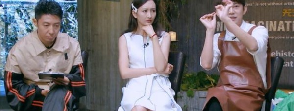 《明星大侦探4》迪丽热巴乱入与何炅奇妙同框，网友：接受不了！
