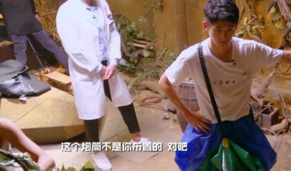 《明星大侦探4》迪丽热巴乱入与何炅奇妙同框，网友：接受不了！