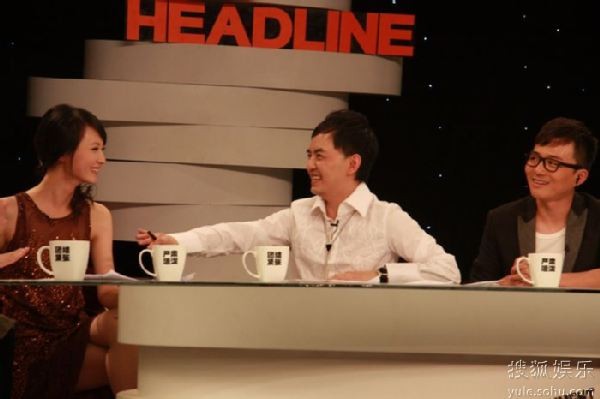 黄子佼与女搭档互相喂食 亲密无间