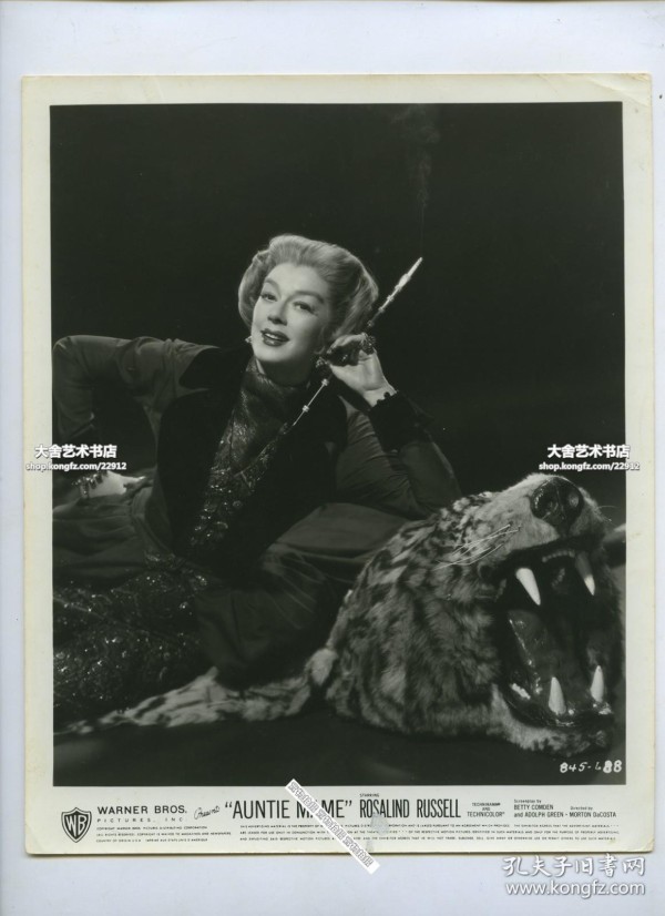 1958年代美国女明星女影星罗莎琳德·拉塞尔（Rosalind Russell）黑白肖像银盐老照片一张，25.3X20.5厘米。曾就读于美国戏剧艺术学院，20年代末开始登台表演，1935年涉足银幕，曾4次得到奥斯卡提名，1976年获人道主义奖。