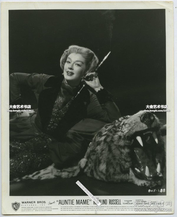 1958年代美国女明星女影星罗莎琳德·拉塞尔（Rosalind Russell）黑白肖像银盐老照片一张，25.3X20.5厘米。曾就读于美国戏剧艺术学院，20年代末开始登台表演，1935年涉足银幕，曾4次得到奥斯卡提名，1976年获人道主义奖。