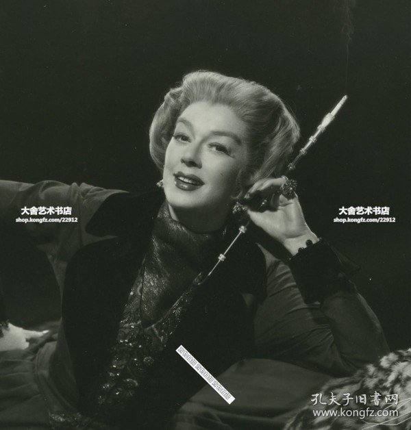 1958年代美国女明星女影星罗莎琳德·拉塞尔（Rosalind Russell）黑白肖像银盐老照片一张，25.3X20.5厘米。曾就读于美国戏剧艺术学院，20年代末开始登台表演，1935年涉足银幕，曾4次得到奥斯卡提名，1976年获人道主义奖。