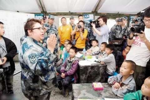 同是做公益，韓紅痛哭到下跪，林志玲去工地卻一塵不染！
