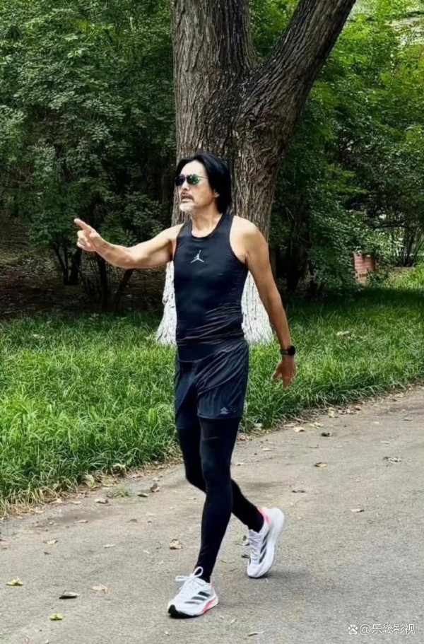 偶遇巨星周润发朝阳公园跑步，网友直呼缘分到了！而且亲民无架子