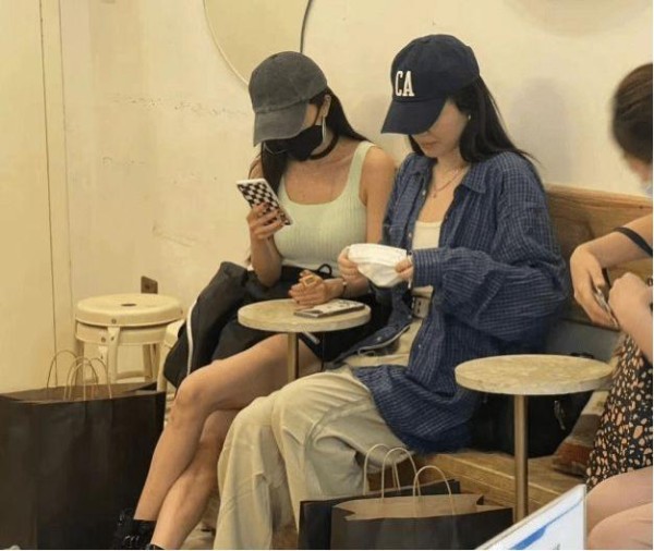 杨幂外出逛街上五条热搜 网友：屁大点事整天占公共资源