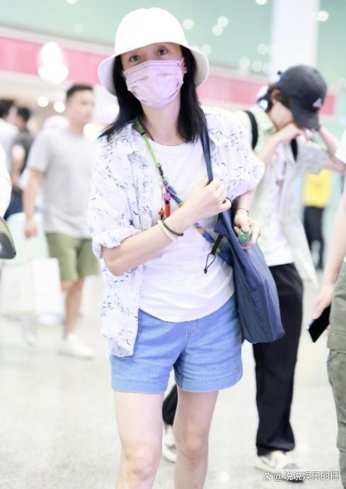 周迅不化妆，中年人穿着随意不拘束很贴近生活，气质让人感到舒适