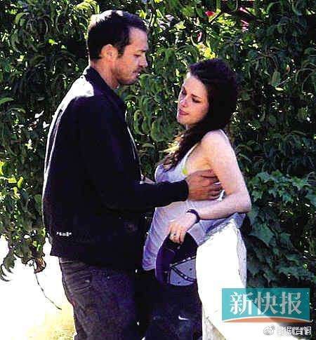 克里斯汀斯图尔特戛纳，暮光女早年与已婚导演偷腥照全曝光！