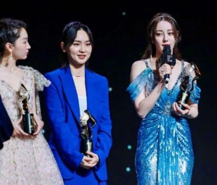 一线女星红毯同框，颜值身材大比拼，迪丽热巴确实有料
