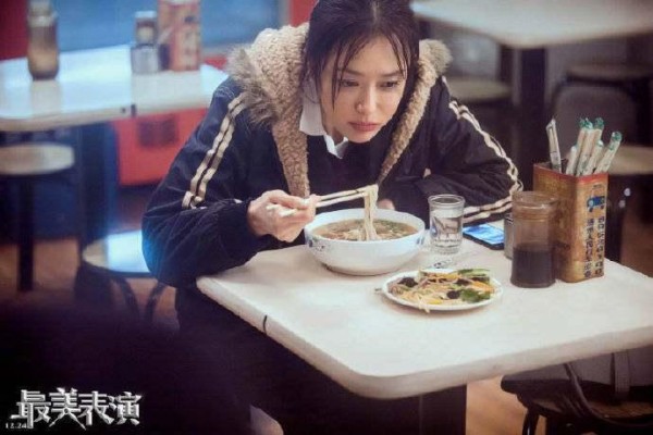 秦岚靳东新剧杀青晒合影，意外出镜的手，暴露娱乐圈合影小妙招