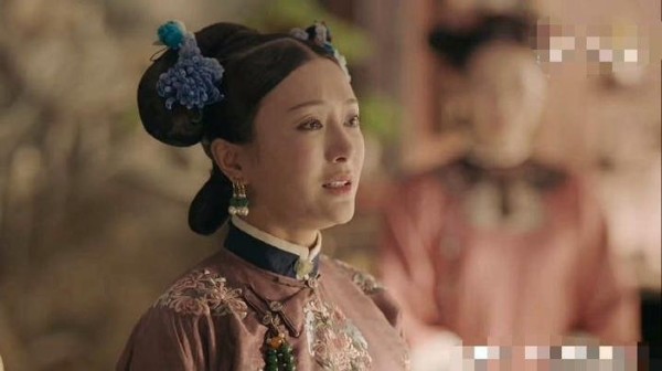 秦岚靳东新剧杀青晒合影，意外出镜的手，暴露娱乐圈合影小妙招