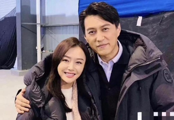 秦岚靳东新剧杀青晒合影，意外出镜的手，暴露娱乐圈合影小妙招