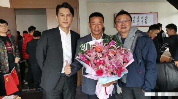 秦岚靳东新剧杀青晒合影，意外出镜的手，暴露娱乐圈合影小妙招