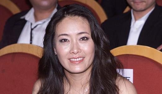 和初恋同居8年的她，惨遭抛弃和前男友铁哥们结婚，50岁气质依旧