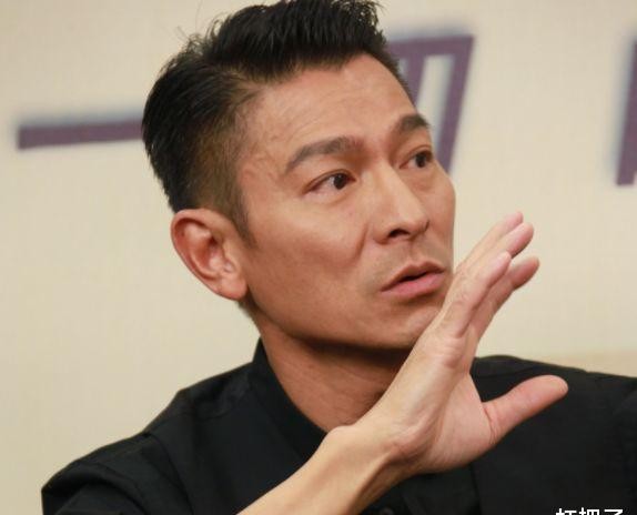 他是谢霆锋刘德华铁哥们，靠演孙悟空红极一时，今却沦落到挤公交