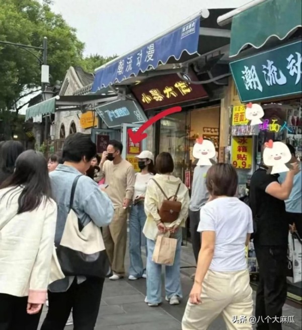 汪小菲夫妇在南锣鼓巷被偶遇 松弛状态引热议