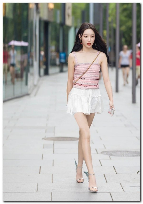 美女街拍： 穿真的清凉又时尚，连洋人也喜欢她的身形曲线！