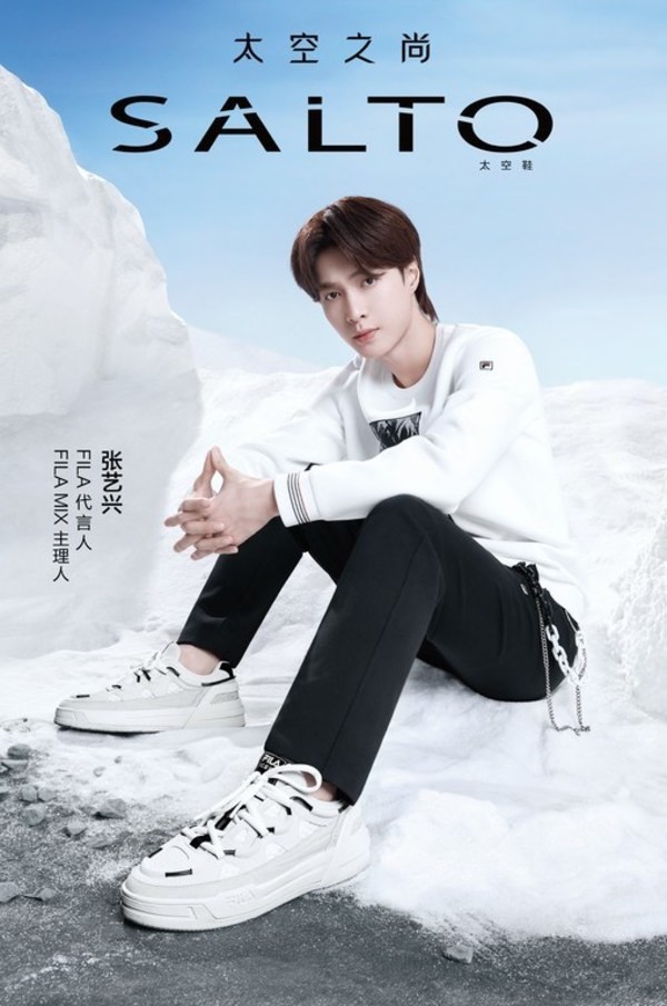 张艺兴同款LAY ZHANG太空冰雪白FILA ICONA SALTO太空鞋