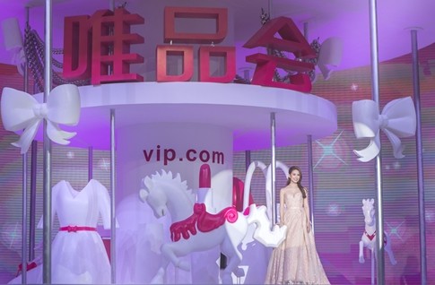 唯品会代言人昆凌乘旋转木马惊喜出场