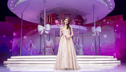 昆凌手持“唯美仙杖”正式成为唯品会代言人