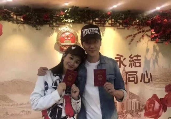 赵丽颖冯绍峰结婚最新消息，赵丽颖婚后首次亮相肚子疑怀孕