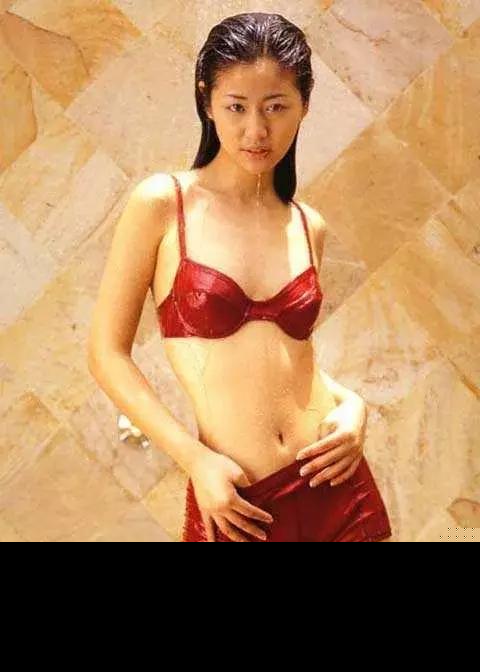 女星泳装照好身材，范冰冰名副其实，林心如曾经很青涩