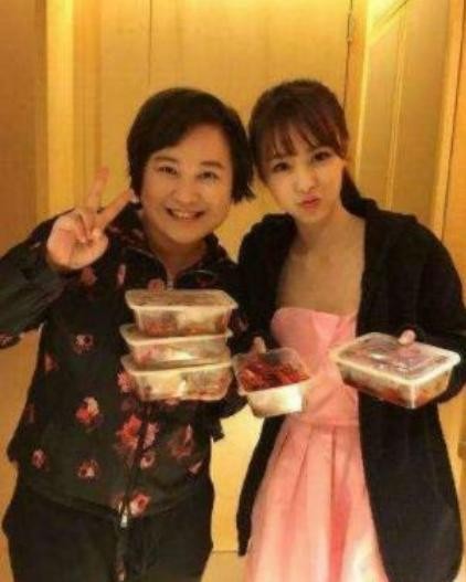 有种拍照叫躲开贾玲！无论你多漂亮、身材多好，和贾玲同框必败