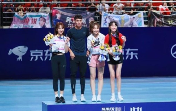 多名女明星参加正式游泳比赛，泳装太“吸晴”，网友：挪不开眼