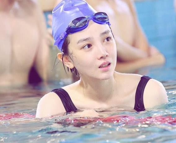 多名女明星参加正式游泳比赛，泳装太“吸晴”，网友：挪不开眼