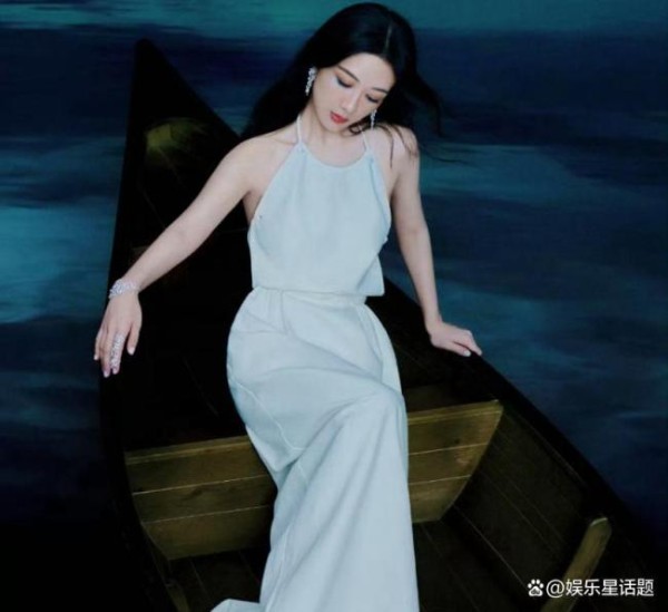 杨紫登《时尚芭莎》六月刊封面 复古风情彰显时尚突破