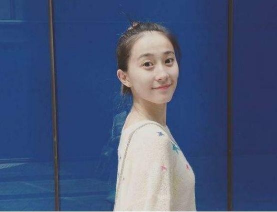 因“挺胸照”爆红网络，长相不输女明星，网友：太应该出道了！